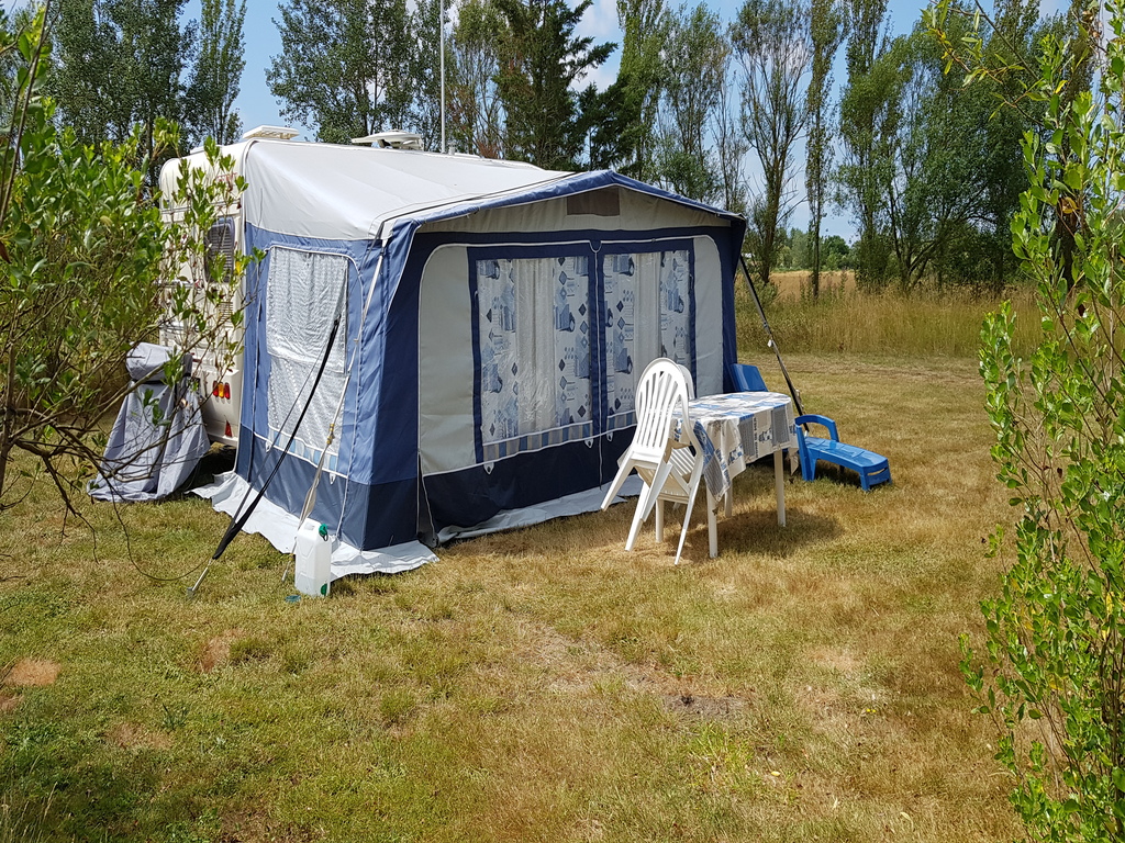 grand-emplacement-tente-caravane-camping-vendee-85-nature-les-chagnelles-insolite