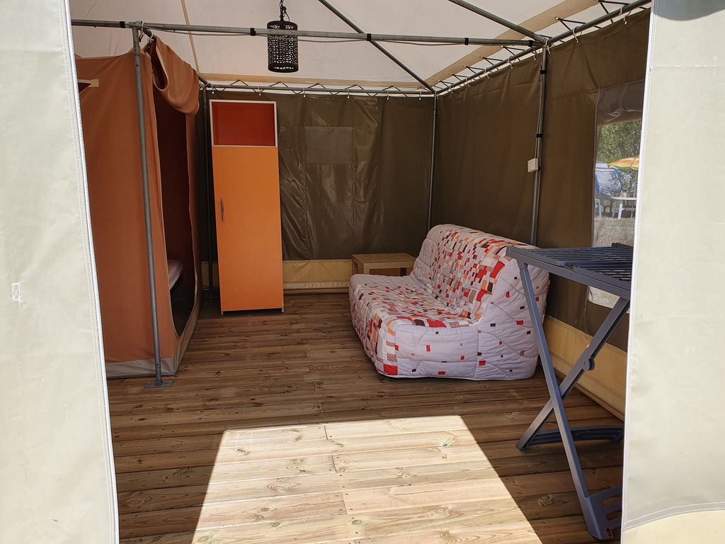 interieur-tente-lodge-caraibe-nature-insolite-vendee-camping-les-chagnelles
